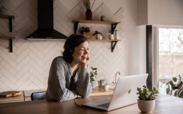 house-wife-talking-with-computer